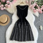 European and American minimalist sleeveless round neck striped knitted dress for women's summer waist cinching design, niche fai